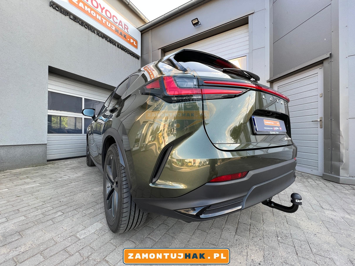 zielony lexus nx 450h+ z zamontowanym hakiem holowniczym wypinanym pionowo w nowym samochodzie instalacja 13pin